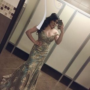 Excellent condition worn once for a couple hours